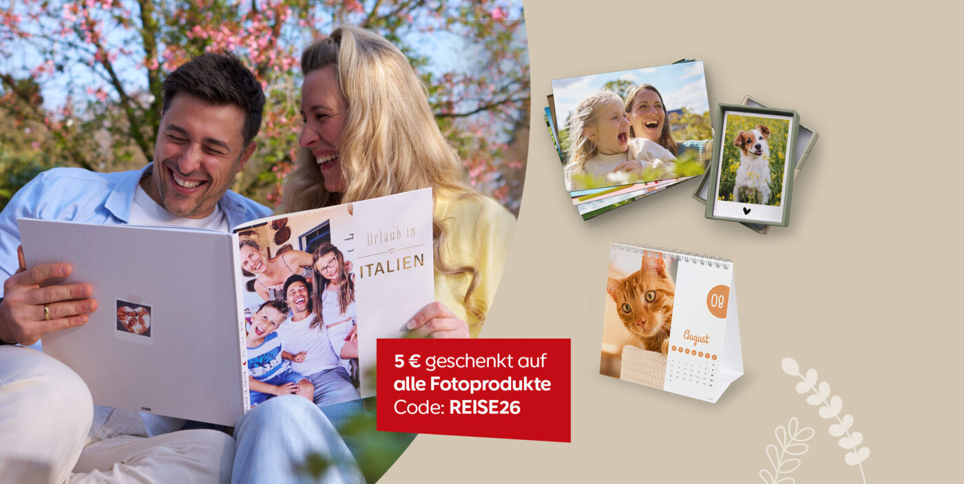 Ein lächelndes Paar betrachtet ein Fotobuch. Daneben sind ein gerahmtes Hundefoto, ein Familienfoto und ein Katzenkalender abgebildet.