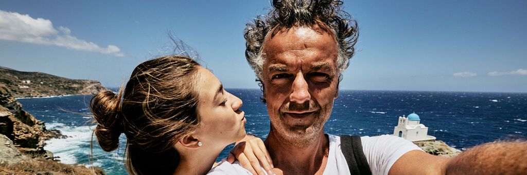 Vater und Tochter im Familienurlaub in Griechenland